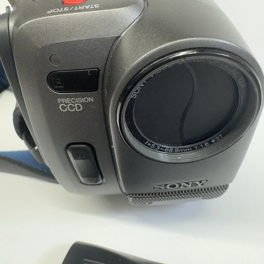 Sony CCD-TRV22 Handycam Video8 8mm Camcorder For Parts or Repair Vintage